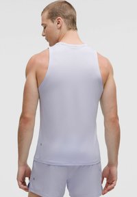Top senza maniche di colore viola chiaro, con una texture liscia, design aderente e sottili riflessi vicino all'orlo.