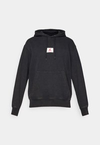 Crna dukserica s kapuljačom, s prednjim džepom i crvenim Jumpman logom na bijelom platnu u centru prsnog dijela, prikazana na bijeloj pozadini.