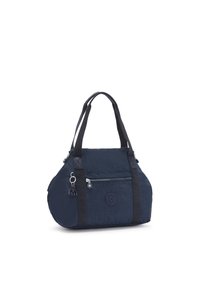 Marineblauwe stoffen tas met dubbele handgrepen bovenaan, een buitenzak aan de voorkant, ritssluiting, een rond logo en decoratieve tasseldetails.