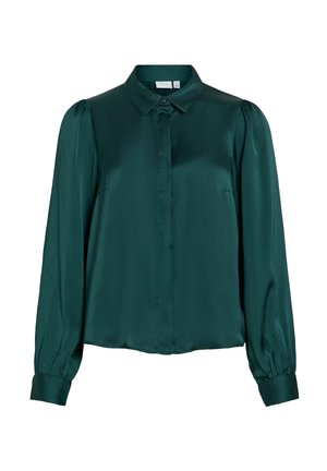 Blouse en satin vert foncé à manches longues avec épaules bouffantes, patte de boutonnage cachée et poignets boutonnés.