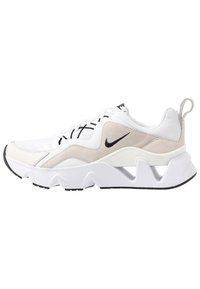 Valkoinen urheilukenkä beigeillä yksityiskohdilla, teksturoitua mokkaa ja synteettisiä materiaaleja, jossa on paksu pohja ja musta logo.