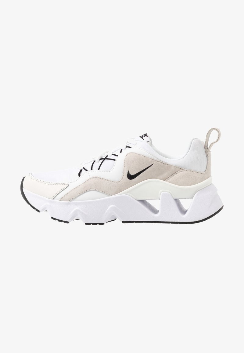 Vita sportskor i vitt med beige detaljer, texturerad mocka och syntetiska material, med en kraftig sula och svart logotyp.