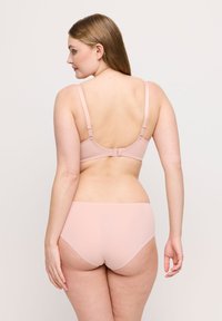Jasnoróżowy biustonosz i pasujące majtki, wykonane z gładkiego, elastycznego materiału. Posiada regulowane ramiączka oraz zapięcie na haczyk z tyłu.