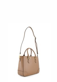 Brun læder handbag med en struktureret form, to top-håndtag, en justerbar skulderrem og gyldne metalhardware detaljer.