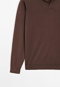 Bruine pullover met een V-hals ontwerp, lange mouwen, geribde manchetten en een textuurstof. Eenvoudige en veelzijdige stijl voor het laagjes dragen.