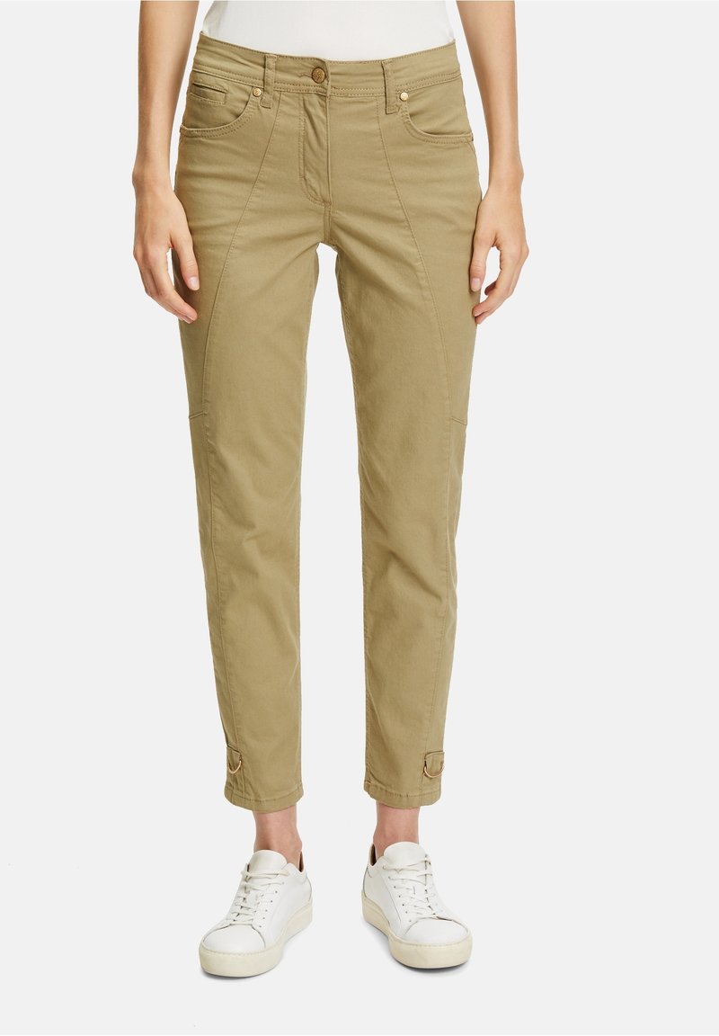 Kaki kalhoty s úzkým střihem, vybavené předními kapsami, manžetami na nohavicích a zipovým zapínáním. Vyrobené z bavlněné směsi, s viditelnými detaily švů.