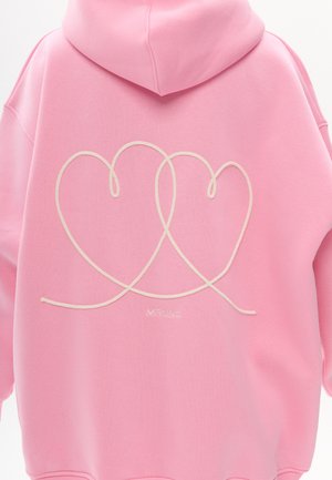Roze hoodie met een wit geborduurd dubbel hart ontwerp op de rug, met de tekst "MIRONG" eronder. Zachte stof, ontspannen pasvorm.