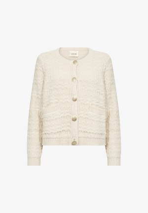 Kreminė megzta kardiganas su tekstūruotu raštu, apvaliu iškirpė, priekiniu kišeniu ir auksinės spalvos mygtukais, su ilgomis rankovėmis ir trumpu siluetu.