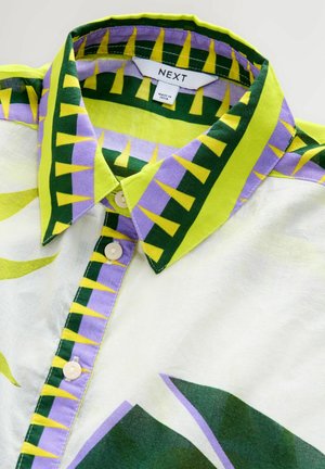Chemise à manches courtes en tissu léger avec un motif géométrique vert, jaune et lavande, dotée d'un col et de boutons en perles.