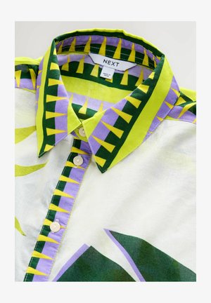 Kurzarmhemd aus leichtem Stoff mit einem geometrischen Muster in Grün, Gelb und Lavendel, mit einem kragenförmigen Ausschnitt und Perlenknöpfen.