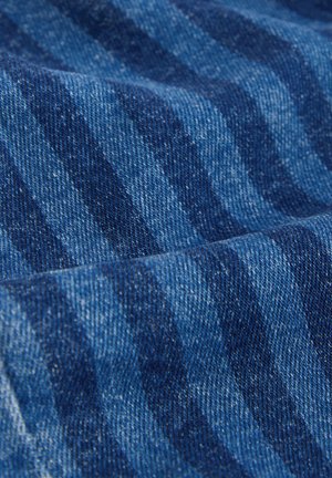 Denimstof i forskellige nuancer af blå med et subtilt stribemønster. Teksturen virker robust med en klassisk vævning, der er karakteristisk for denim.