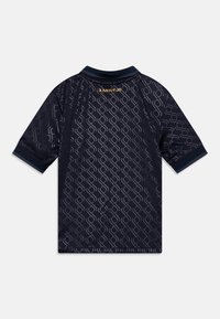 Marineblauwe t-shirt met korte mouwen en een subtiel geometrisch patroon, voorzien van een kraag en de tekst "Juventus" in goud op de achterkant. Zachte textuur.