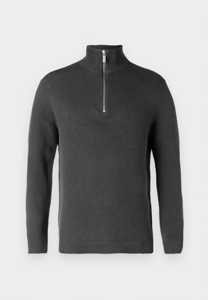 Sweater de gola alta cinza escuro com fecho, punhos e bainha canelados, tecido de malha texturizado e um corte estruturado, apresentando um colarinho curto.