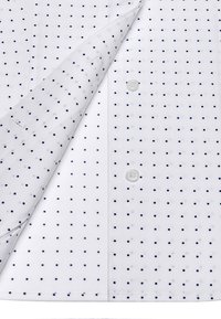 Witte shirt met een marineblauw stippenpatroon, knoopsluiting en een gladde textuur met een getailleerd ontwerp.