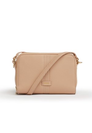 Borsa a tracolla in pelle beige strutturata con tracolla regolabile e dettagli di cuciture verticali centrate sul pannello frontale.
