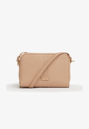 Sac bandoulière en cuir beige texturé avec sangle réglable et détails de couture verticale centrés sur le panneau avant.