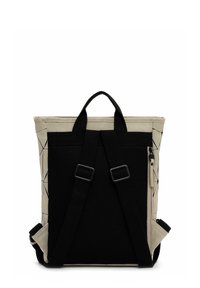 Kuprinė su smėlio spalvos pagrindu, juodais tinkleliais ir akcentais, geometriniu raštu vienoje pusėje, ir šoniniu užtrauktuku kišenėje.