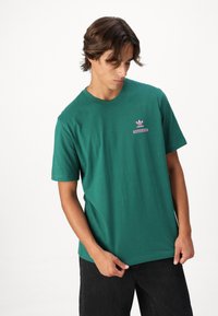 adidas Originals STREET APETIT UNISEX - Μπλουζάκι με στάμπα - collegiate green