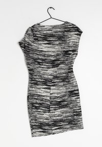 Gestreiftes, eng anliegendes Kleid in Schwarz und Weiß mit kurzen Ärmeln, das eine glatte Textur und einen runden Halsausschnitt aufweist und an einem schwarzen Haken hängt.