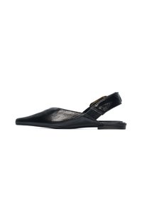 Ballerine in pelle nera con punta affusolata, design minimale e tacco basso. Include un accento con fibbia dorata sulla cinghia.