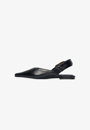Schwarze Leder-Slingback-Ballerinas mit zulaufender Spitze, minimalistischem Design und flachem Absatz. Verfügt über einen goldenen Schnallenakzent am Riemen.