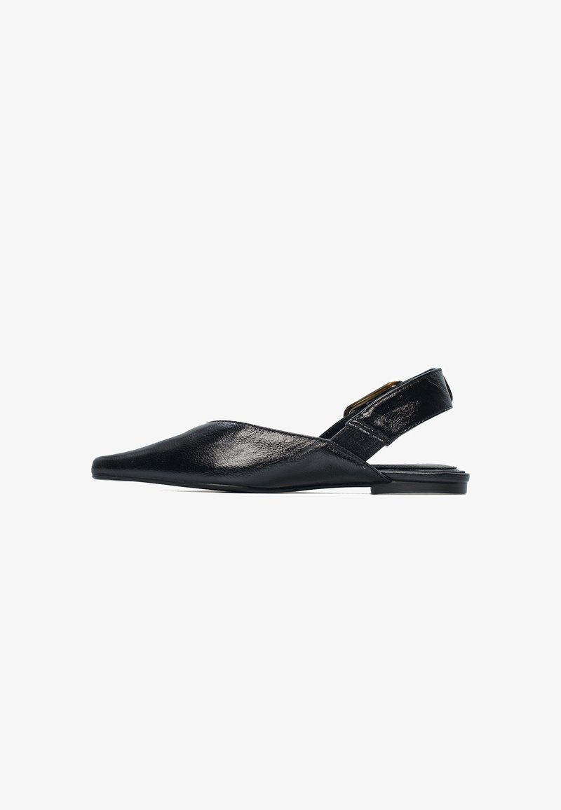 Mocasines de cuero negro tipo slingback con punta afilada, diseño minimalista y tacón plano. Incluye un detalle de hebilla dorada en la correa.