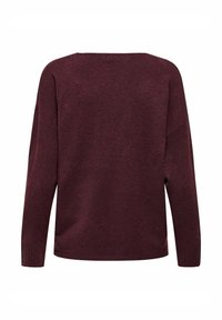 Temno burgundska dolgoročna pletena pulover s širokim izrezom in rebrastimi manšetami, prikazan od zadaj.