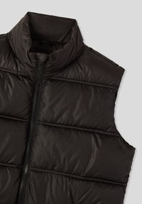 Czarna pikowana kamizelka z kołnierzem stojącym, zapinana na zamek błyskawiczny, o pikowanym wzorze. Charakteryzuje się gładką, błyszczącą fakturą i brakiem rękawów.