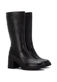 Botas de cuero negras hasta la rodilla con tacón cuadrado, que presentan patrones florales y geométricos en relieve en el caño y suelas de goma texturizadas.
