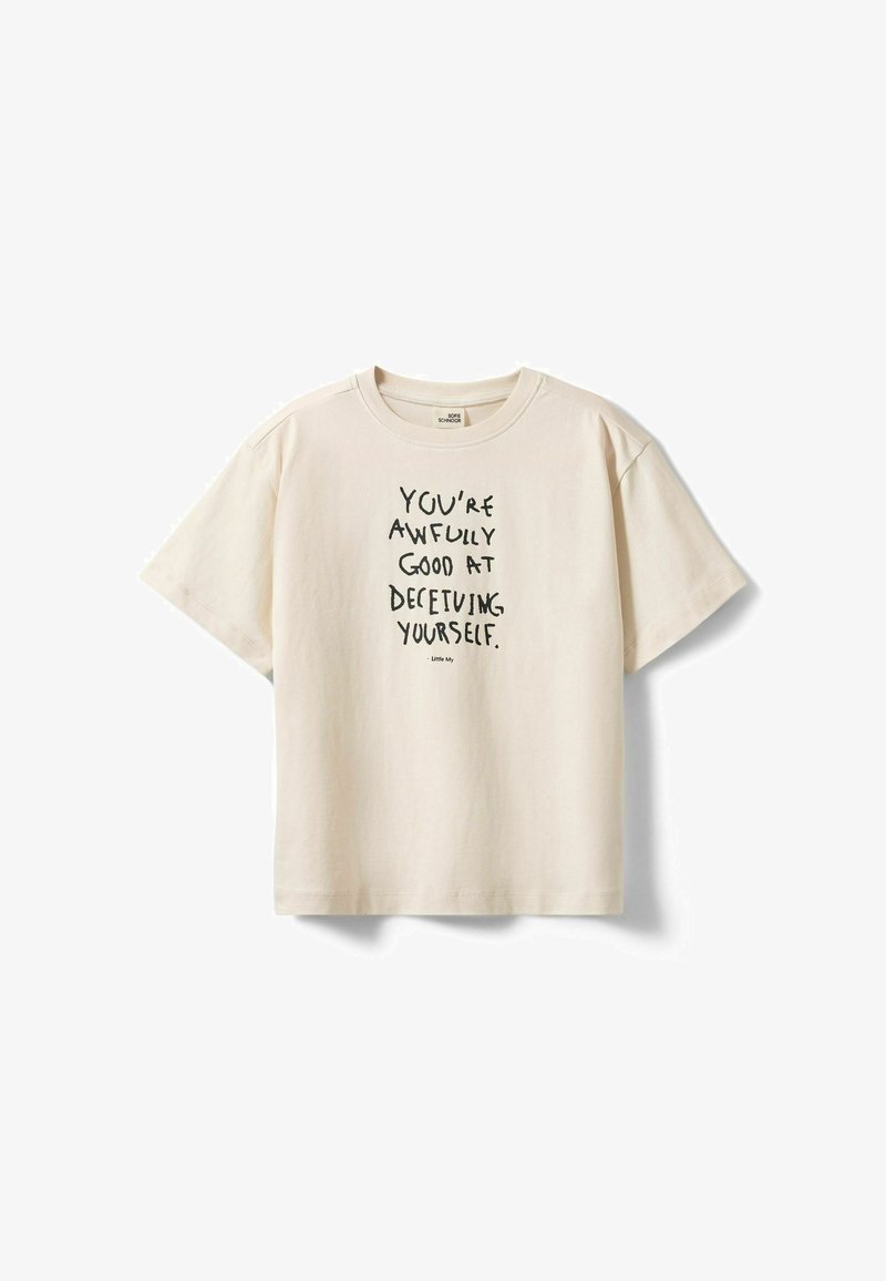 T-shirt beige à manches courtes avec texte noir : "YOU'RE AWFULLY GOOD AT DECEIVING YOURSELF" et texte plus petit "Little My" en dessous.