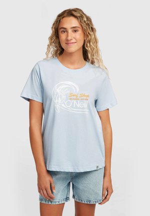 Hellblaues Baumwoll-T-Shirt mit kurzen Ärmeln, das ein weiß-oranges Grafikdesign zeigt; kombiniert mit Jeansshorts.