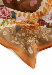Brauner Schal mit floralem Muster in Pink, Orange und Weiß, mit transparenter Textur und kontrastierendem orangefarbenem Rand.