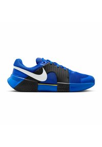 Blaue Sportschuhe mit einem Mesh-Obermaterial, schwarzen Gummibereichen, einer dicken blauen Sohle und einem auffälligen weißen Nike-Logo an der Seite.