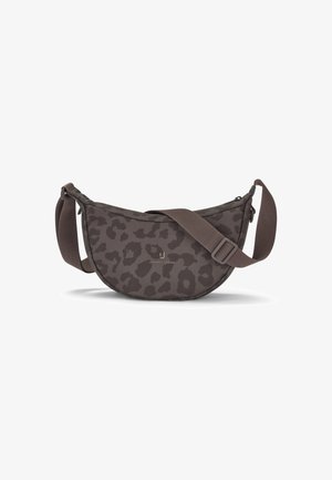 Crossbody taske med mørkebrun leopardprintmønster, justerbar rem og lynlås, med mærket Johnny Urban midt på fronten.