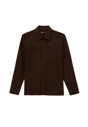 Dunkelbraunes, langärmeliges Hemd mit Knopfleiste, zwei Brusttaschen und spitzem Kragen, flach auf weißem Hintergrund liegend.