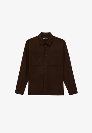 Donkerbruine blouse met lange mouwen, knoopsluiting, twee borstzakken en een puntige kraag, plat gelegd tegen een witte achtergrond.