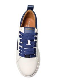 Baskets en cuir blanc avec des lacets en tissu bleu, un onglet de talon marine et un petit logo doré sur la languette. Texture lisse avec un bout arrondi.