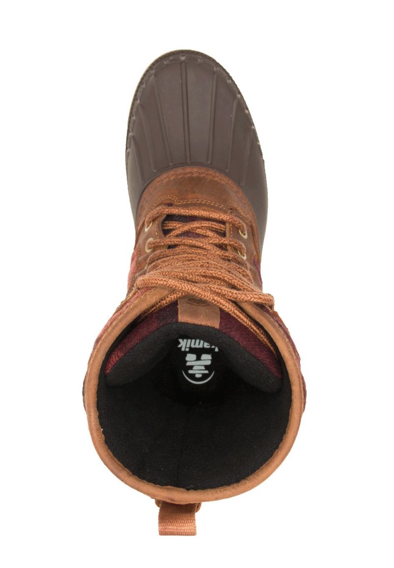 Brauner wasserdichter Winterstiefel mit einer strukturierten Gummisohle, Lederobermaterial und dunkelrotem Stofffutter; ausgestattet mit runden Schnürsenkeln und einer Zuglasche.