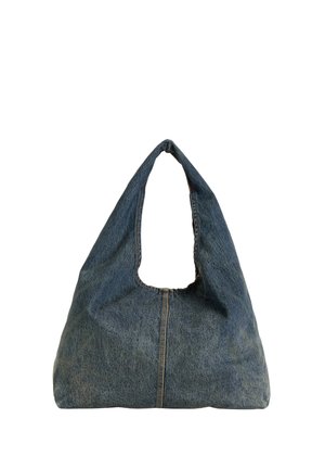 Sac fourre-tout en denim bleu doux avec une large anse et une couture centrale visible, présenté sur fond blanc.
