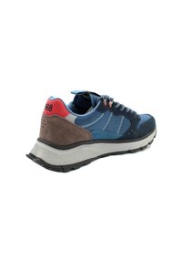 Scarpa sportiva blu e grigia con pannelli in suede e mesh, occhielli rinforzati, colletto imbottito e suola in gomma testurizzata. Accento rosso al tallone.