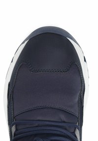 Scarpa sportiva blu scuro con una superficie liscia e testurizzata, caratterizzata da dettagli bianchi e punta rotonda. I lacci sono ben fissati.