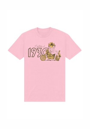Lys rosa bomulds t-shirt med en illustration af en kvinde på en motorcykel, med teksten "Etableret 1930" trykt i brun.