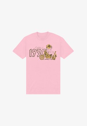 Lys rosa bomulds t-shirt med en illustration af en kvinde på en motorcykel, med teksten "Etableret 1930" trykt i brun.