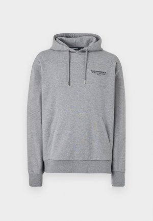 Sweat à capuche gris en mélange de coton, avec une poche avant, un cordon de serrage pour la capuche et un texte logo noir sur la poitrine. Texture lisse.