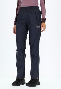 Marineblaue wasserdichte Hose mit elastischem Bund, seitlichen Taschen und Logodetail. Glatte Textur; entworfen für Outdoor-Aktivitäten.