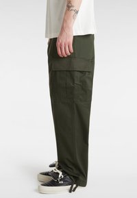 Vans SERVICE LOOSE - Cargohose - dark green