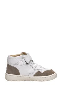 Weiße Leder-High-Top-Sneaker mit grauen Wildlederelementen, Schnürverschluss und Klettverschluss. Gummisohle mit strukturiertem Grip-Muster.