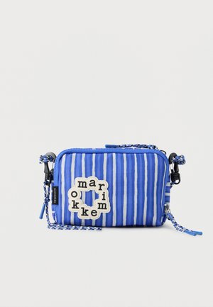 Majhna torbica z navpičnimi modro-belimi črtami, z rjavimi sponkami in našitkom z napisom "marimekko" v vzorcu kvadratov.
