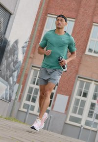Nike Performance JOURNEY RUN - Løbesko til landevejen - sail/thunder blue/total orange/burnt sunrise/white