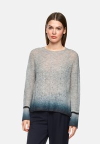 Leichter, gestrickter Pullover in einem Farbverlauf von Grau und Blau, mit lockerer Passform, Rundhalsausschnitt, langen Ärmeln und dezentem Strukturmuster.